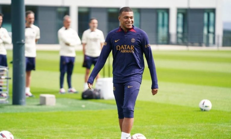 PSG Kylian Mbappé est de retour avec léquipe première