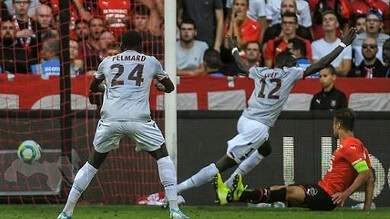 Pelmar and teammate celebrate a goal against Rennes in Ligue 1 match.