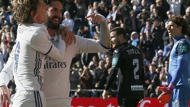 Real Madrid players celebrating after winning 4-2 against Granada.