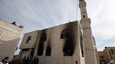 المستوطنون يحرقون مسجد