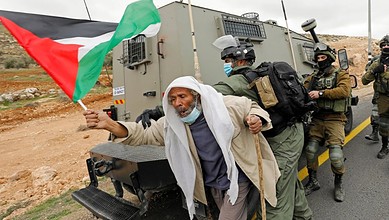 قوات اسرائيلية تعتدي على فلسطيني