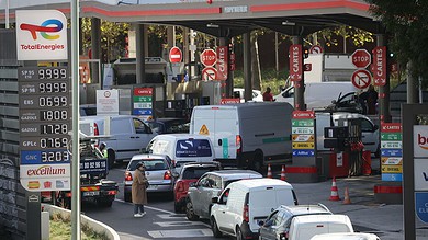 طوابير السيارات تمتد عدة كيلومترات أمام محطات الوقود في فرنسا