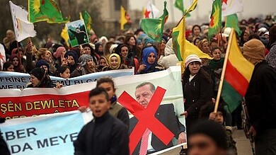 آلاف المتظاهرين في القامشلي والحسكة ينددون بالعدوان التركي على شمال سوريا