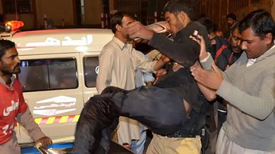 مصاب في تفجير نفذته طالبان