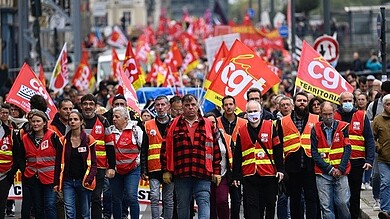 النقابات الفرنسية الكبرى تستأنف الإضرابات والمظاهرات