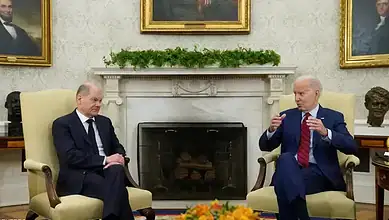 بايدن وشولتز