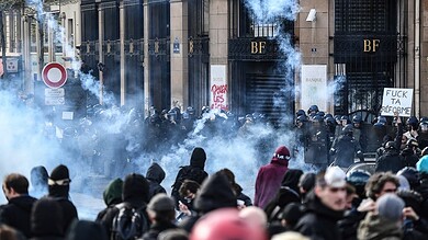 استمرار الاحتجاجات المنددة بمقتل الفتى "نائل" في فرنسا والشرطة تعتقل المئات