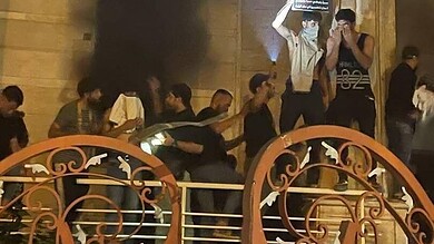 غاضبون يضرمون النار في السفارة السويدية احتجاجاً على حرق القرآن