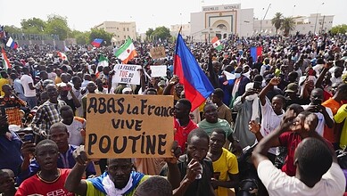 متظاهرون مؤيدون للانقلاب أمام سفارة فرنسا