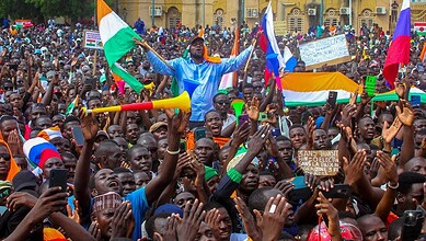 آلاف المتظاهرين يطالبون بطرد السفير الفرنسي ملوحين بأعلام النيجر والجزائر وروسيا