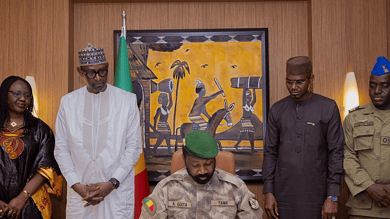 رئيس المرحلة الانتقالية في مالي الجنرال أسيمي جويت يوقع على اتفاق "تحالف دول الساحل" في العاصمة باماكو - 16 سبتمبر 2023