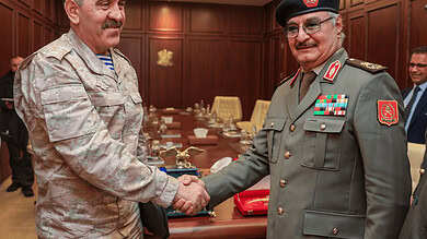 المشير خليفة حفتر مع يونس يفكيروف