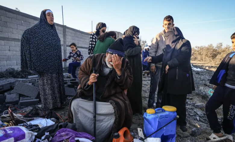 مُسنّ فلسطيني يجلس وسط أغراض تم انتشالها من منزل قصفته غارة إسرائيلية وقتلت عدداً من أفراد عائلته، رفح، جنوب قطاع غزة. 7 يناير 2024