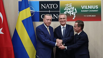 الرئيس التركي رجب طيب أردوغان والأمين العام لحلف شمال الأطلسي "الناتو" ينس ستولتنبرغ ورئيس الوزراء السويدي أولف كريسترسون يتصافحون في فيلنيوس، ليتوانيا، 10-7-2023