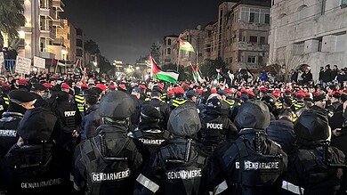 قوات الأمن الأردنية تمنع بالقوة وصول متظاهرين إلى السفارة الإسرائيلية