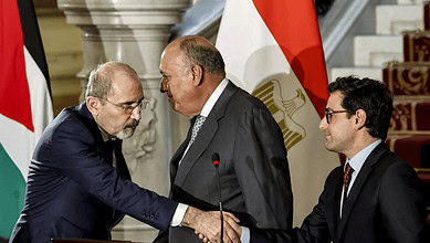 وزير خارجية الاردن ايمن الصفدي مصافحا نظيره الفرنسي ستيفان سيجورنيه بعد مؤتمر صحافي مشترك مع وزير الخارجية المصري سامح شكري في القاهرة في 30 اذار/مارس 2024