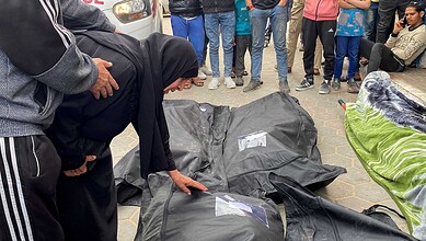 جثامين شهداء مدنيين بدير البلح جراء قصف إسرائيلي 19 مارس 2024