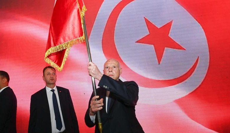 Kais Saied raises the country's flag