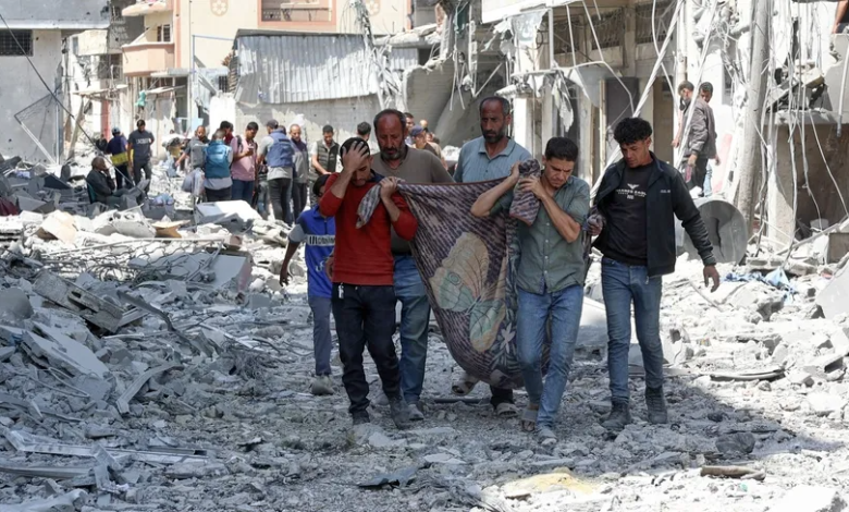 Palestinians carry the body of a victim of the Israeli raids on the Al-Zaytoun neighborhood in Gaza City. May 15, 2024