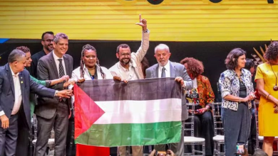 The Brazilian President raises the Palestinian flag