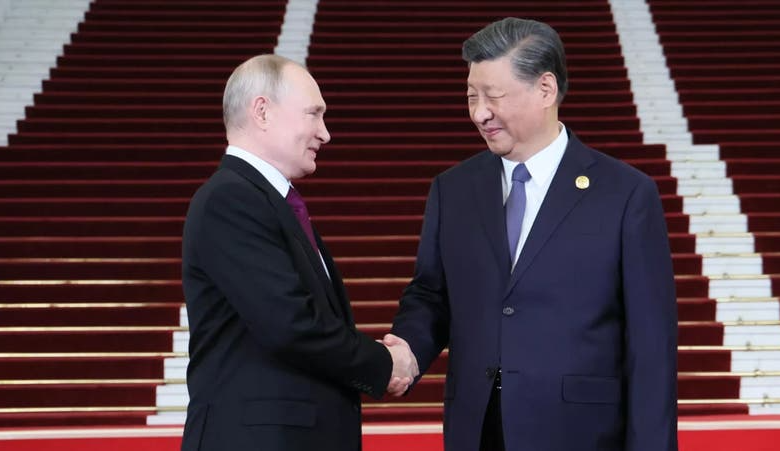 The Chinese President receives his Russian counterpart at the People's Palace in Beijing