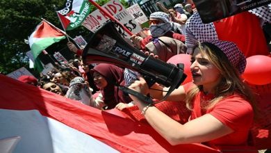 Thousands demonstrate in front of the White House against Biden's policies and call for an end to the war on Gaza