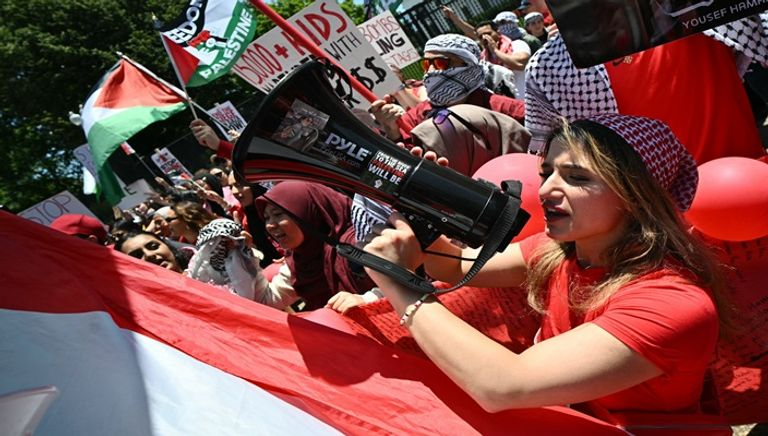 Thousands demonstrate in front of the White House against Biden's policies and call for an end to the war on Gaza