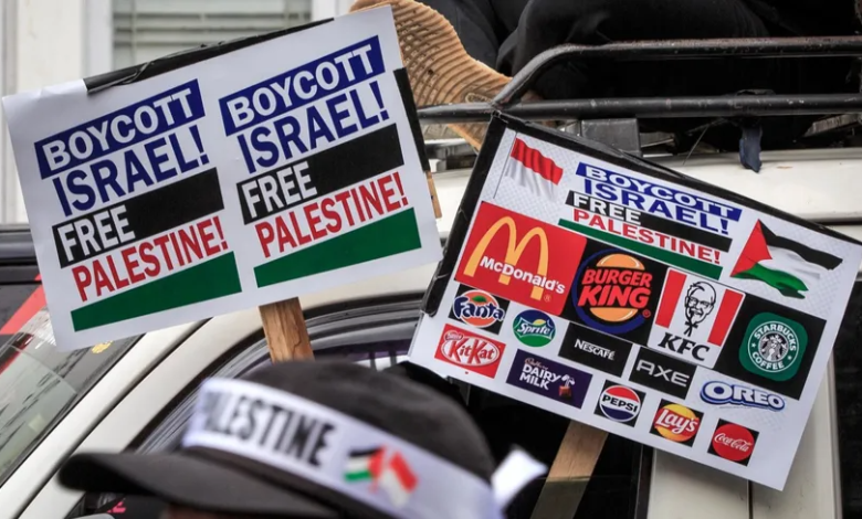 Demonstrators hold signs calling for a boycott of Israel-linked companies during a protest march in Yogyakarta, Indonesia. November 11, 2023 - AFP