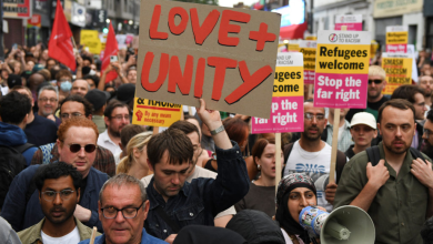 Thousands of anti-racists in Britain demonstrate against the far right