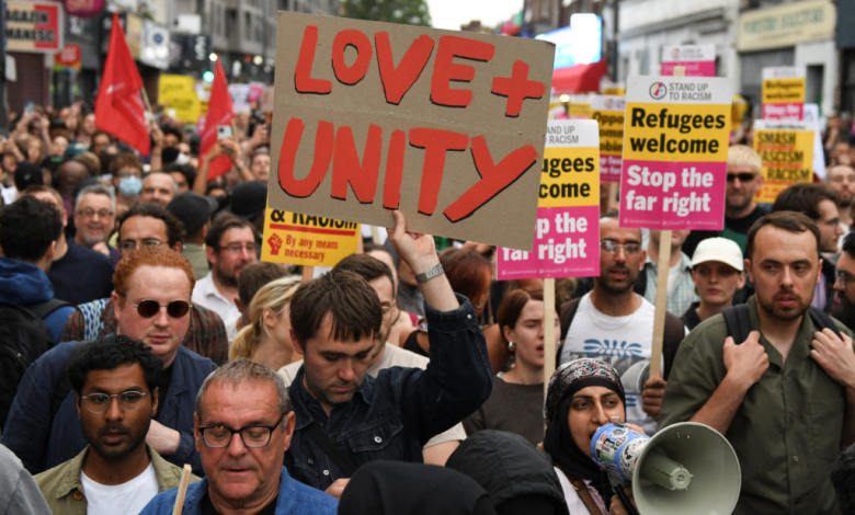 Thousands of anti-racists in Britain demonstrate against the far right