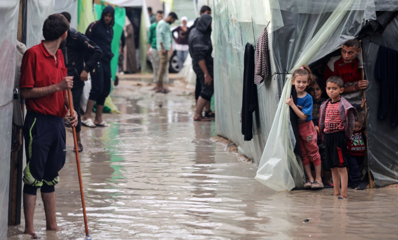 Displaced people in Gaza tents between the millstones of war and the harshness of nature