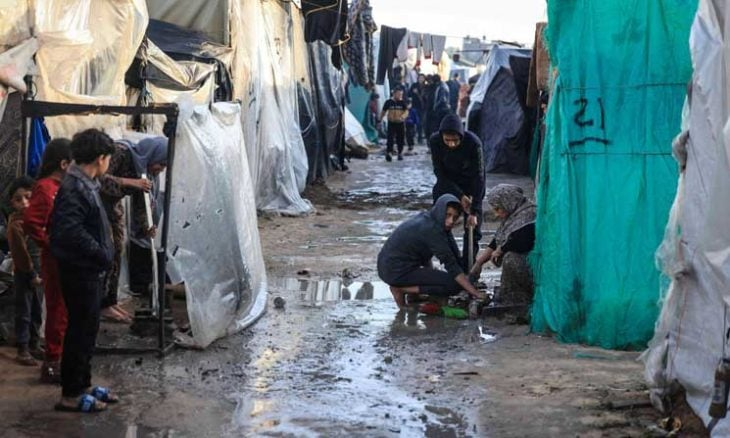 Displaced people in the Gaza Strip under the fire of occupation, siege and flooding of tents