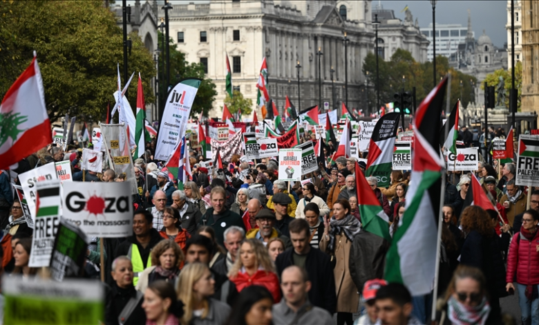 On the anniversary of the Balfour Declaration... Thousands of demonstrators in Britain demonstrate in support of Palestine