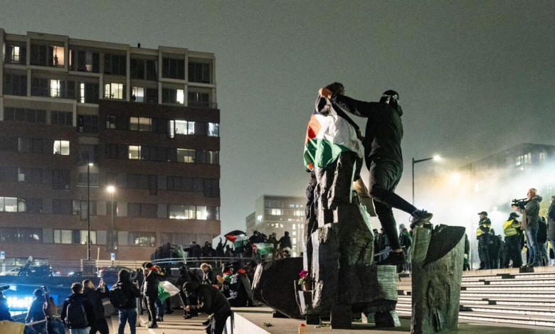 They tore up the Palestinian flag... Israeli fans are attacked in the Netherlands