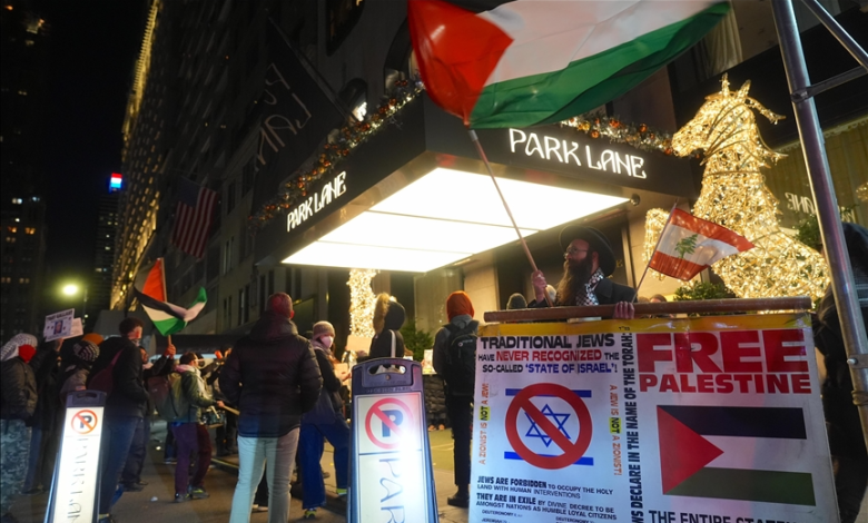 Protesters in Manhattan pursue Israeli war criminal Yoav Galant, demand his arrest