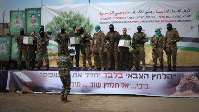 An Israeli prisoner kisses the head of a Qassam Brigades fighter, February 22, 2025