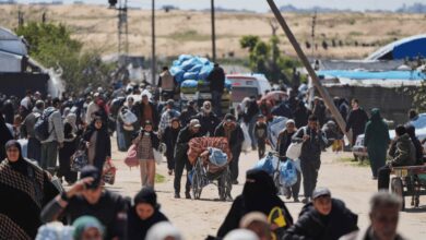 تحت التهديد بالنار... إسرائيل تنفذ جرائم تهجير واسعة للفلسطينيين من رفح وخانيونس جنوب قطاع غزة