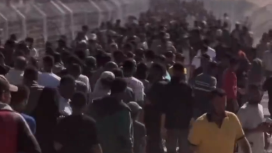 Palestinian crowds near distribution centers