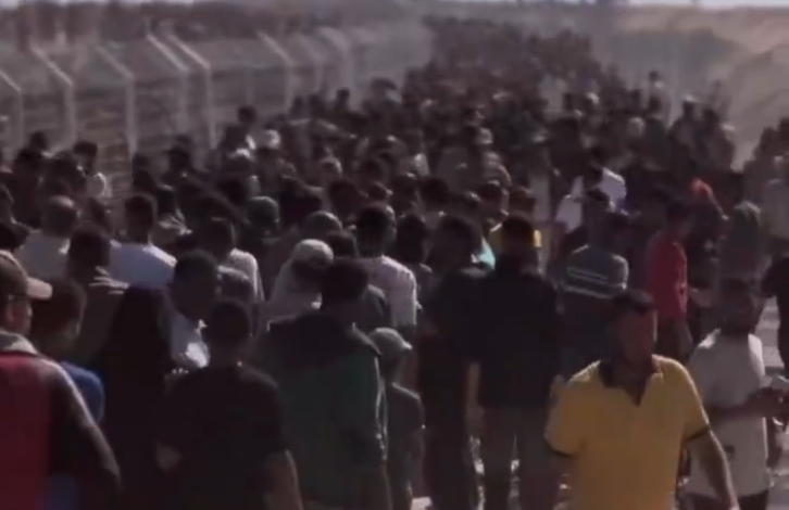 Palestinian crowds near distribution centers