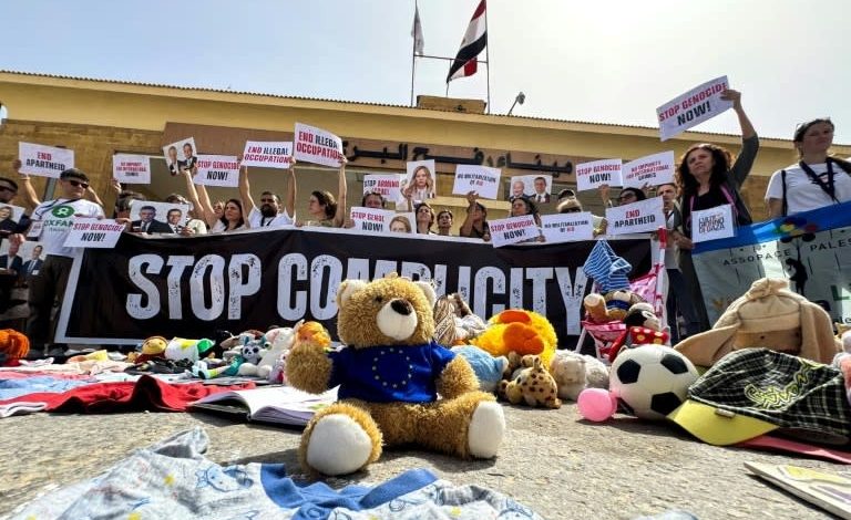 برلمانيون أوروبيون يتظاهرون أمام معبر رفح ضد جرائم إسرائيل