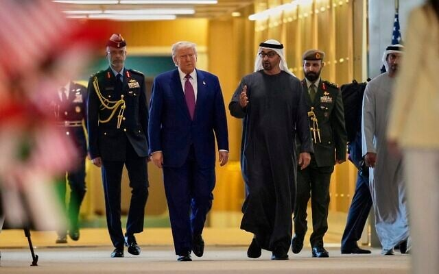 بن زايد وترامب يبحثان عدداً من القضايا الإقليمية والدولية وجهود وقف النار عن غزة