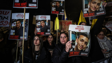 متظاهرون يحملون صور الرهينة الإسرائيلي الأمريكي عيدان ألكسندر في القدس، 13 أبريل 2025