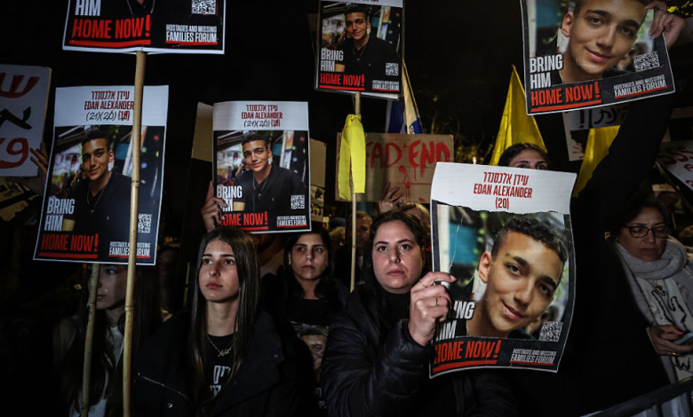 متظاهرون يحملون صور الرهينة الإسرائيلي الأمريكي عيدان ألكسندر في القدس، 13 أبريل 2025