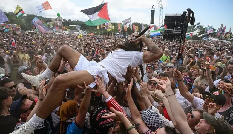 الحكومة البريطانية تقف جرائم إسرائيل وتدين هتافات ثنائي الراب بانك "بوب فيلان" في مهرجان غلاستونبري الموسيقي