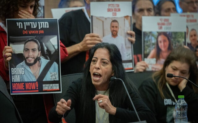 إيناف زانجوكر، والدة الرهينة ماتان زانجوكر، تتحدث خلال جلسة استماع للجنة في الكنيست في ديسمبر الماضي