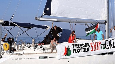 أسطول الحرية المتجه إلى غزة يطلق نداء اسثغاثة