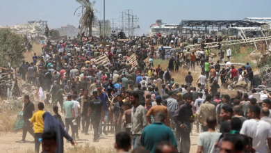 الاحتلال الإسرائيلي يفتح النار على الفلسطينيين قرب مصائد الموت الأمريكية ويصيب العشرات