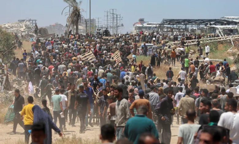 الاحتلال الإسرائيلي يفتح النار على الفلسطينيين قرب مصائد الموت الأمريكية ويصيب العشرات