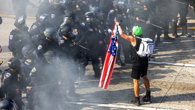 الاحتجاجات المناهضة لاعتقال المهاجرين تستعر في 20 مدينة أمريكية