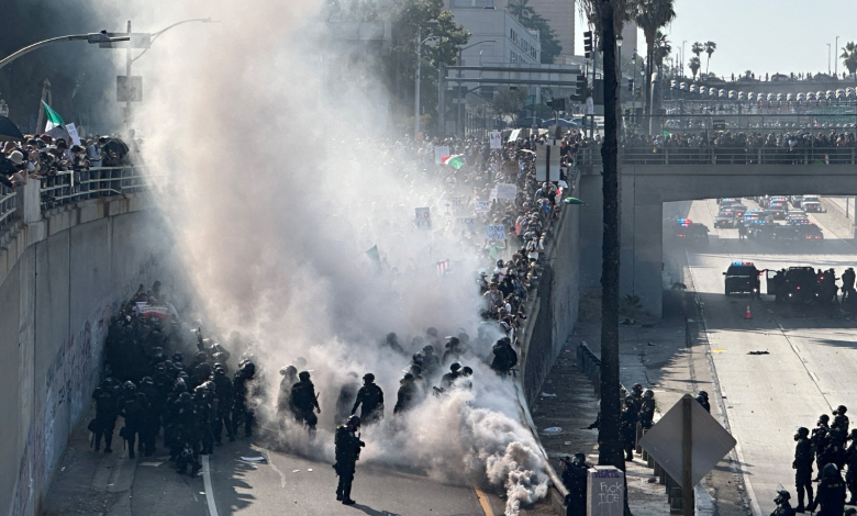 ترامب وزيري الأمن الداخلي والدفاع بتحرير لوس أنجلوس من "غزو المهاجرين"